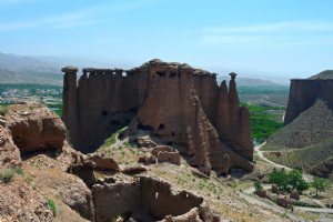 Behestan Castle (Ghaleh Gheshlaagh)