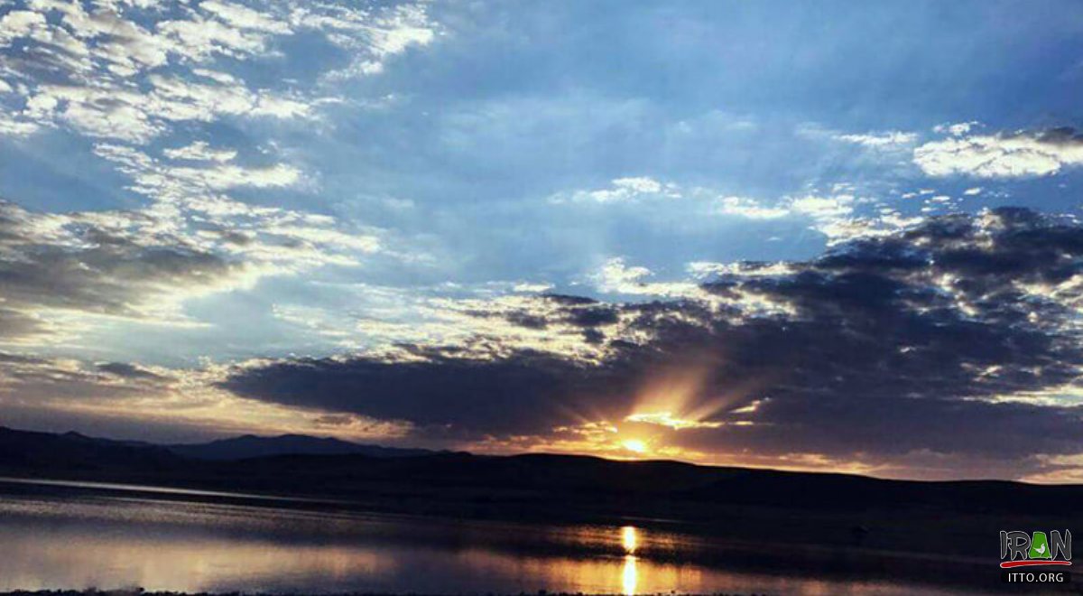 Pari Lake (Khandaqlu) Mah Neshan
