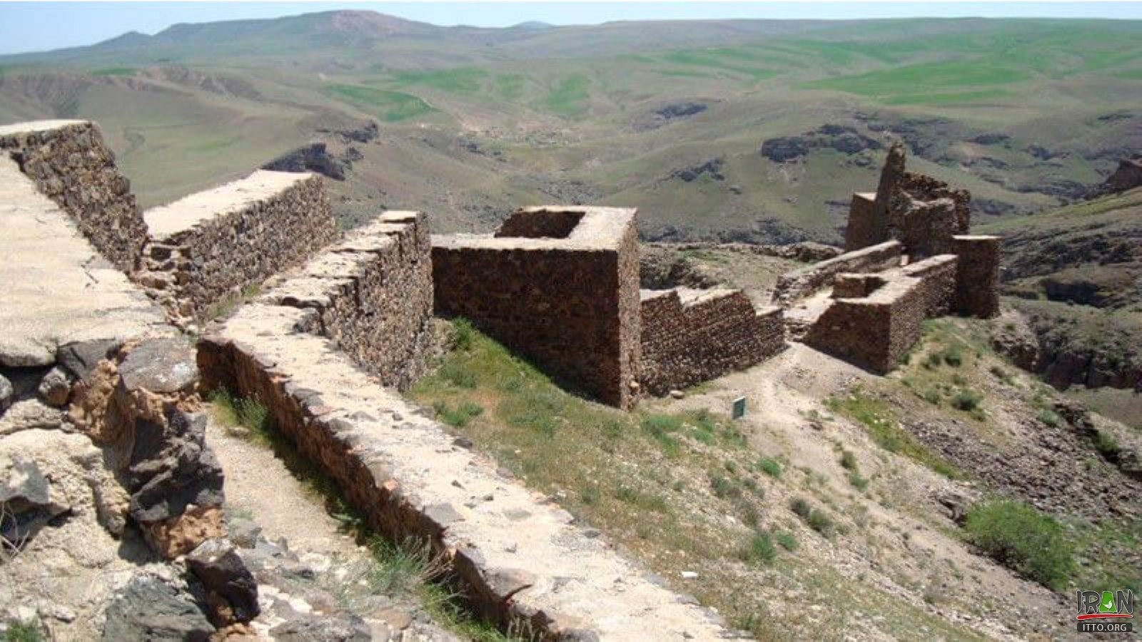 Zahhak Castle Photo Gallery - Iran Travel and Tourism