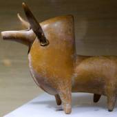 Vase in the shape of a hump-backed bull