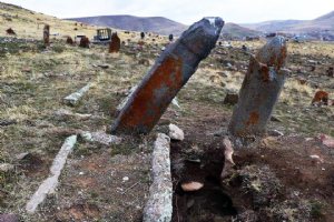 Pineh Shalvar Cemetery near Tabriz (East Azerbaijan)